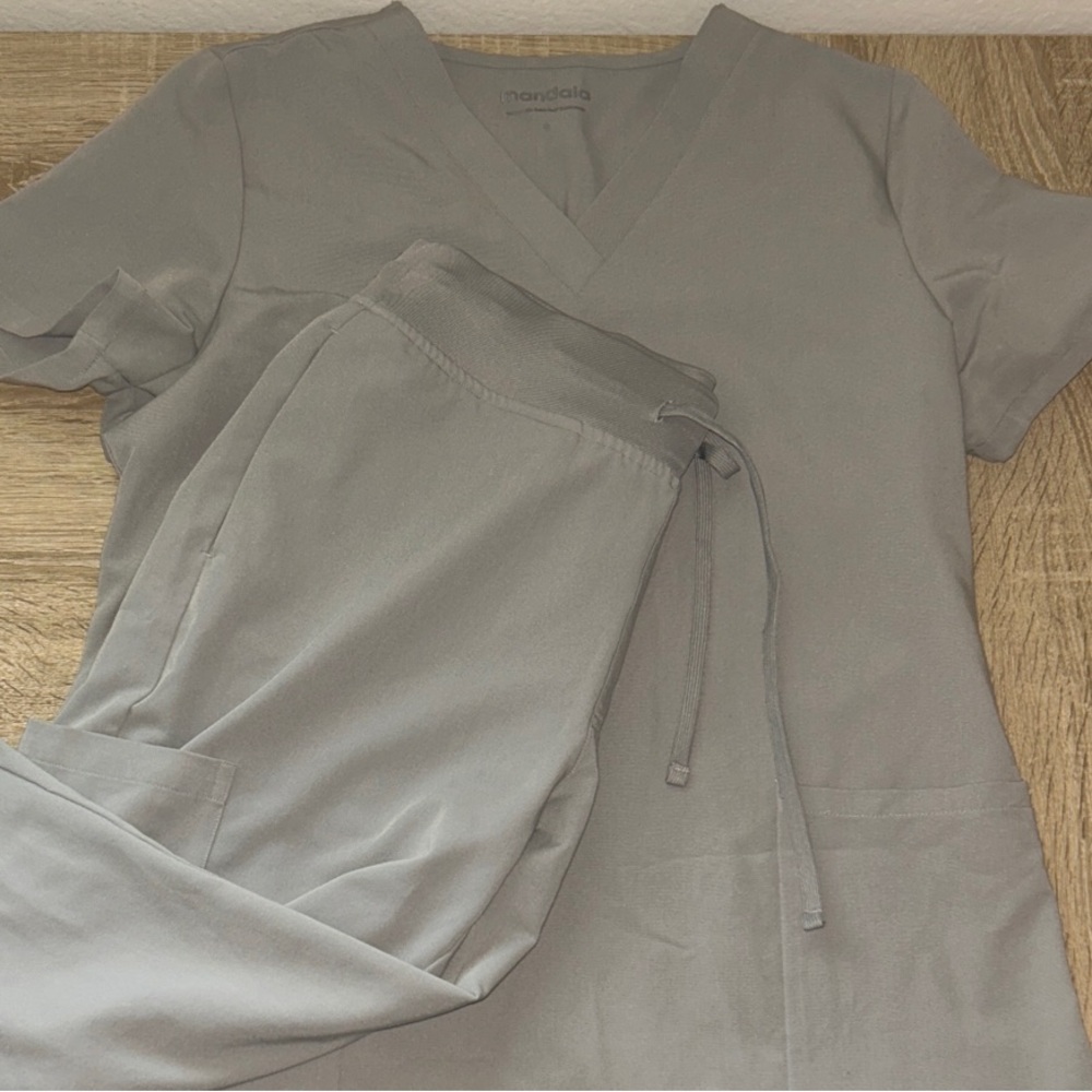 Mandala light Gray Scrub Set